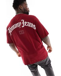 Tommy Hilfiger - Camiseta roja holgada con logo curvado en la espalda - Lyst