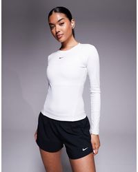 Nike - Nike – one training dri-fit – figurbetontes, langärmliges oberteil - Lyst