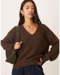 Vila - Pull oversize en maille duveteuse avec col v - marron chocolat - Lyst