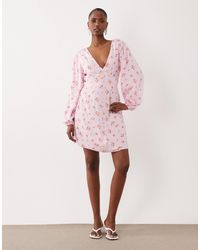 Vila - Robe courte boutonnée devant à fleurs avec col en v et manches longues - rose - Lyst