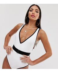 ASOS ASOS DESIGN Tall - Maillot 1 pièce contrasté avec ceinture - Noir et blanc