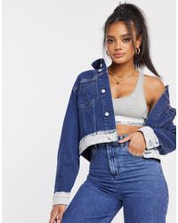 Calvin Klein – Denim-Truckerjacke mit kurzem Schnitt - Blau