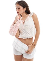 ASOS - Top en maille avec bordure en broderie anglaise - crème - Lyst