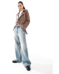 Stradivarius - – cropped-jacke aus kunstleder - Lyst