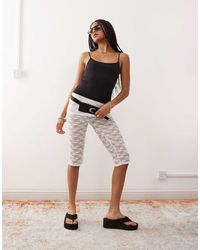 Collusion - Pantalones Pirata Blancos Con Capa Superior De Falda De Encaje De - Lyst