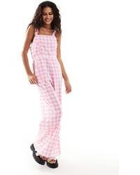 Monki - – jumpsuit mit vichy-karos, eckigem ausschnitt und raffung vorne - Lyst