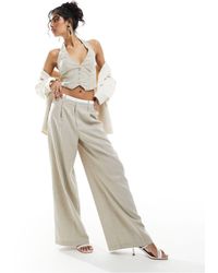 Bershka - Pantalon ajusté coupe ample avec taille à détail caleçon - beige clair - Lyst