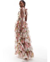 LACE & BEADS - Robe longue à fleurs avec volants étagés et noeud sur l'épaule - vif - Lyst