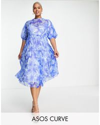 ASOS - Asos design curve - robe mi-longue plissée en plumetis à col montant et motif chevrons avec manches bouffantes - bleu fleuri - Lyst