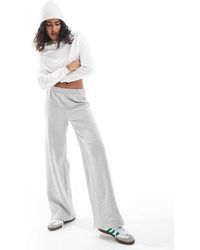 Pieces - Joggers Gris Jaspeado De Pernera Ancha Con Raya Lateral Color Crema De (Parte De Un Conjunto)-Blanco - Lyst