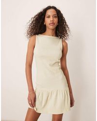 ASOS - Mouwloze Mini Jurk Met Gekreukte Structuur, Rechte Hals En Peplum Rok - Lyst