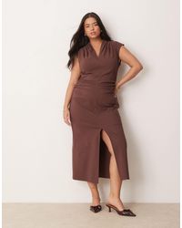ASOS - Asos design curve - robe mi-longue en bengaline à taille froncée avec épaules plissées et col v - chocolat - Lyst