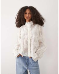 Mango - Hoogsluitende Blouse Met Ruches En Borduursels - Lyst