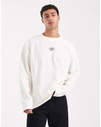 ASOS - T-shirt épais oversize à manches longues avec imprimé écusson sur la poitrine et détail coupé-cousu - crème - Lyst