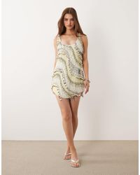 ASOS - Robe courte à encolure dégagée avec ourlet arrondi et perles sur l'ensemble - clair - Lyst