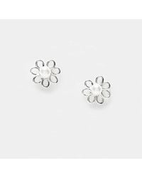 Kingsley Ryan - Pendientes De Botón De Plata De Ley En Forma De Flor Con Detalle De Perla De -Plateado - Lyst