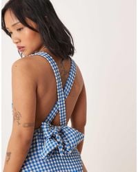 ASOS - Asos design petite - maillot 1 pièce en crépon à encolure dégagée avec nœud oversize au dos - vichy - Lyst