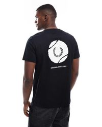 Fred Perry - T-Shirt Met Print Op De Achterkant - Lyst