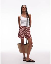 TOPSHOP - Pantaloncini Plissé A Fondo Ampio Bordeaux Con Stampa Animalier Astratta - Lyst