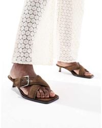 Stradivarius - Leren Teensandalen Met Gespdetail En Hak - Lyst