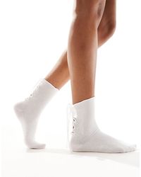 Monki - Calzini alla caviglia bianchi con fiocco sul retro - Lyst