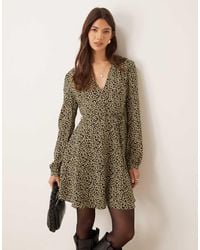 Glamorous - Vestido Corto Negro Y Amarillo De Manga Larga Con Estampado De Florecitas Y Cuello De Pico De - Lyst