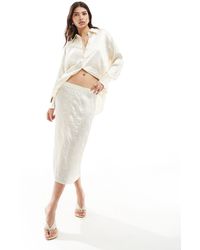 Vero Moda - Aware - jupe d'ensemble mi-longue en satin plissé - crème - Lyst
