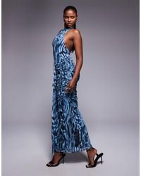 ASOS - Robe longue et sans manches à imprimé avec col montant et détail sur l'avant - bleu - Lyst