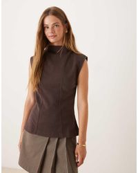ASOS - Top Senza Maniche Morbido Al Tatto Color Cioccolato Con Peplo, Scollo A Barchetta E Cuciture A Vista - Lyst