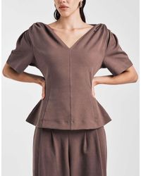 ASOS - T-Shirt Color Cioccolato Con Scollo A V E Dettaglio Attorcigliato Sulla Spalla - Lyst