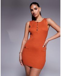 Kaiia - Exclusivité - - robe courte et sans manches en maille avec poches et boutons à l'avant - rouille - Lyst