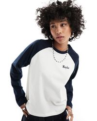 Monki - T-shirt crop top à manches longues avec broderie « maybe » - bleu marine et blanc - Lyst