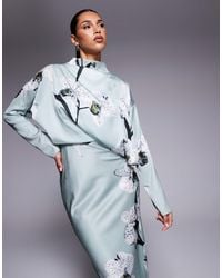 ASOS - Robe longue satinée coupée en biais à fleurs oversize avec col montant et manches façonnées - vert sauge - Lyst