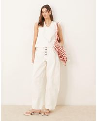 ASOS - Jeans Met Wijde Ronde Pijpen, Hoge Taille En Contrasterende Knoopgulp - Lyst