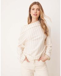 ASOS - Top A Maniche Lunghe Color Panna Gessato Con Spalla Scoperta E Risvolto - Lyst