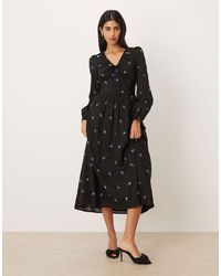 Nobody's Child - Alysia - robe mi-longue à col en v et broderies fleuries - Lyst