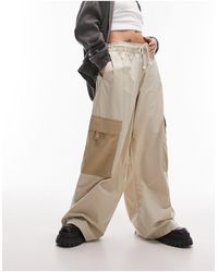TOPSHOP - Pantaloni cargo beige con gamba a palloncino e tasche patchwork - Lyst