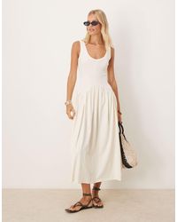 ASOS - Robe mi-longue à encolure dégagée avec corsage côtelé et taille plongeante - crème - Lyst