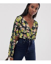 ASOS Wickelbody mit geschnürten Blouson-Ärmeln und dunklem Blumenprint - Mehrfarbig