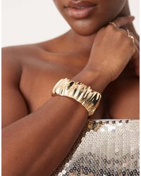 ASOS - Bracciale Rigido Dorato Con Design A Onde Effetto Fuso - Lyst
