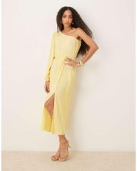 Y.A.S - Plissé Maxi Jurk Met Folie Stippen En Blote Schouder - Lyst