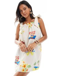 Pieces - – kurzes camisole-hängerkleid mit schriftprints auf untergrund - Lyst