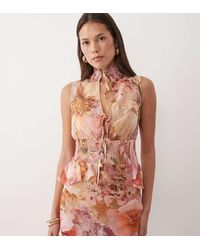 Wanderdoll - Top Rosa Fruncido Sin Mangas Con Estampado Floral Y Detalle De Lazada De Chifón Primrose De (Parte De Un Conjunto) - Lyst