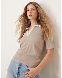 Abercrombie & Fitch - Polo à décolleté en v et col contrastant - beige - Lyst