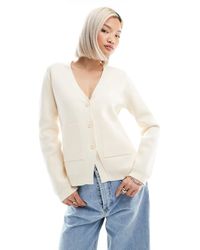 ASOS - Gilet structuré en maille avec col v et surpiqûres - crème - Lyst