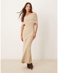 Pretty Lavish - Robe longueur mollet en maille avec encolure bardot - taupe - Lyst