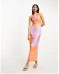 ASOS - Vestido midi naranja y lila sin mangas con estampado floral y detalle retorcido en la parte delantera - Lyst