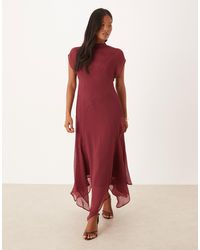 ASOS - Asos design petite - robe longue en mousseline avec col montant et ourlet en pointe - cerise - Lyst