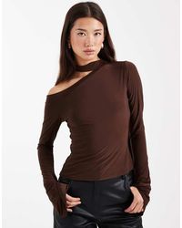 ASOS - Top Van Gladde Stof Met Sjaal Om De Hals, Blote Schouder En Uitlopende Mouwen - Lyst
