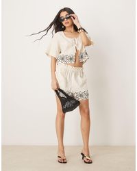 ASOS - Short d'ensemble à taille haute froncée et ourlet brodé - taupe - Lyst